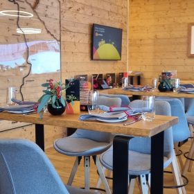 Stehtisch Alpin mit Baumkante 120/45