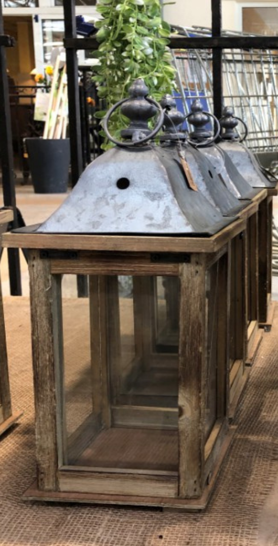 Holzlaterne mit Spitzblechdach