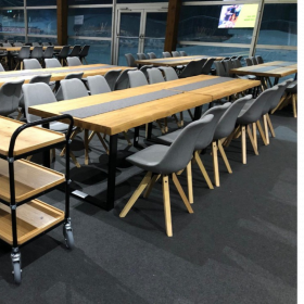 Servier- und Abräumwagen