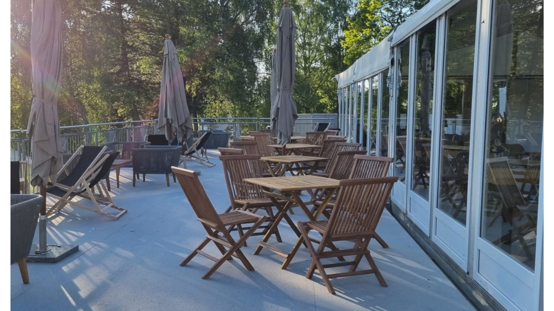 Teakholzbestuhlung – Tisch