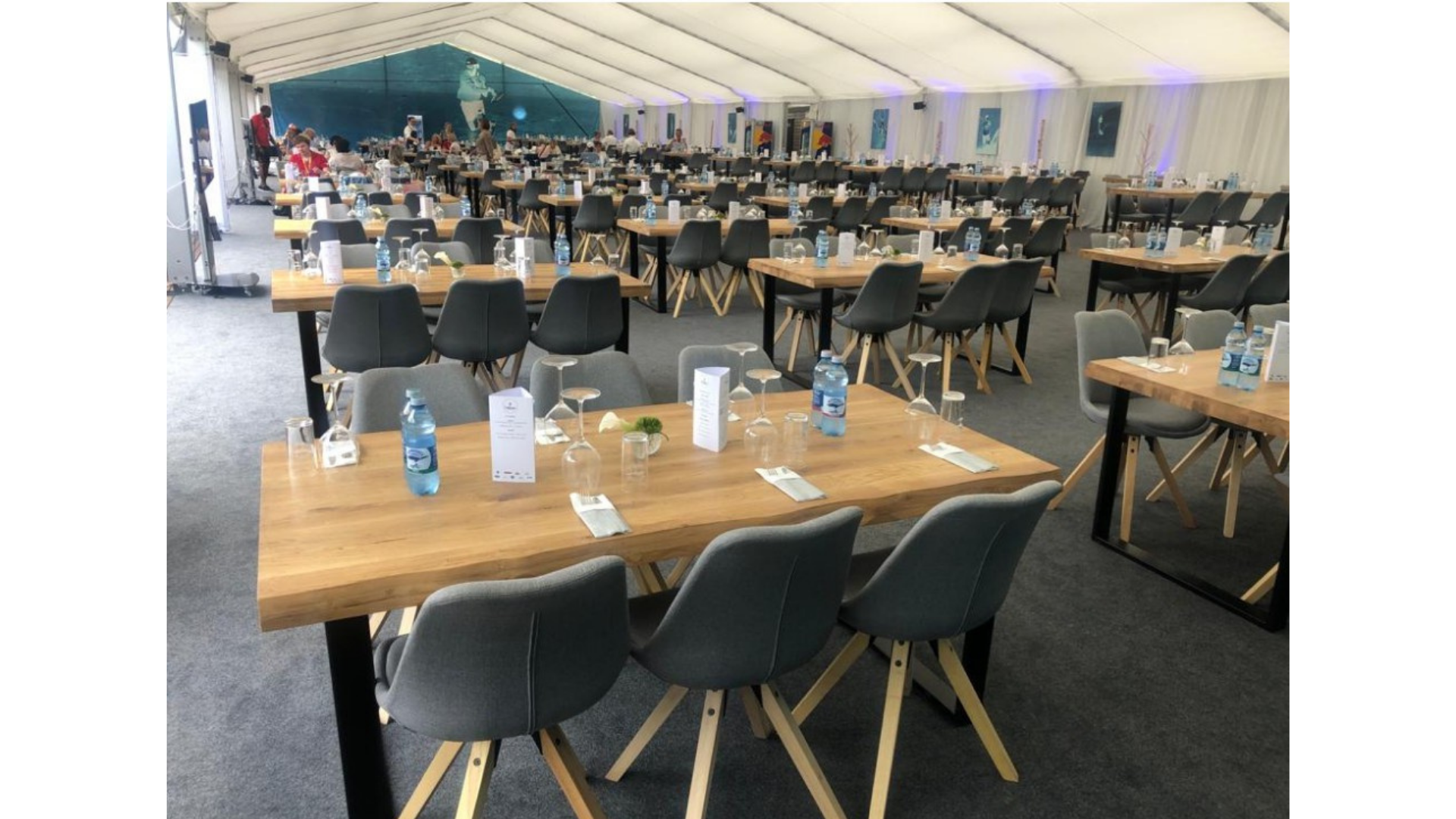 Tisch Alpin mit Baumkante