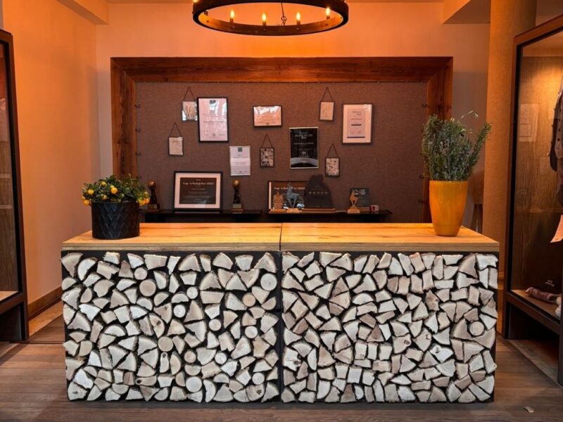 Buffetelement Alpin schwarz/Wildeiche mit Holzscheitlfrontplatte